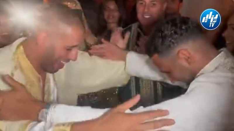 محرز يقيم حفل زواجه على الطريقة الجزائرية ويخطف الأنظار