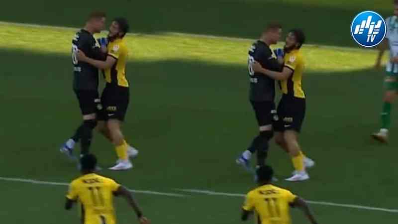 بالفيديو…حارس يونغ بويز يتشاجر مع حجام
