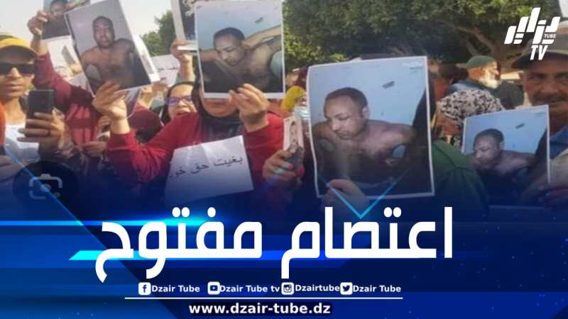 أسرة شاب مغربي فقد حياته نتيجة تعرّضه للتعنيف داخل مخفر شرطة تعلن اللجوء للقضاء الدولي وتعتصم أمام المحكمة للحصول على “فيديوهات التعذيب”