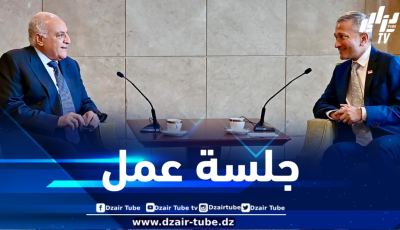 الوزير عطاف يعقد جلسة عمل مع نظيره السنغافوري