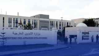 الجزائر ترفض مقترحًا فرنسيًا بشأن تسليم أو استلام المسؤولين الجزائريين المعتمدين للحقائب الدبلوماسية