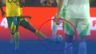 بالــفيديو..حكم المباراة يحرم الخضر من ركلة جزاء صحيحة في مباراة جنوب إفريقيا