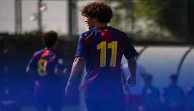 لاعب جزائري شاب يشارك لأول مرة مع برشلونة