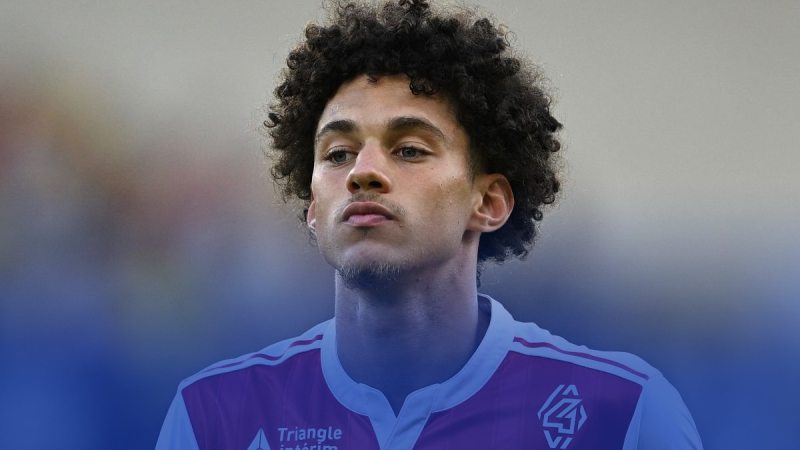 بعد أيت نوري..لاعب جزائري جديد على رادار مانشستر سيتي