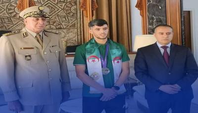 الوزير صادي في استقبال البطل الجزائري جمال سجاتي