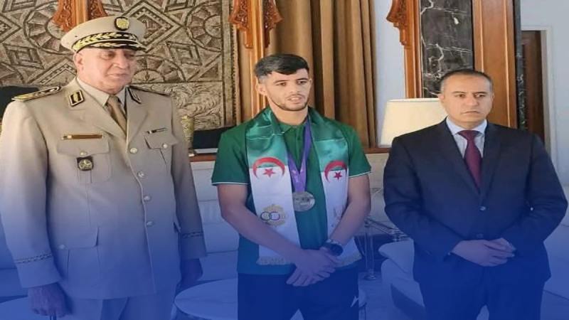 الوزير صادي في استقبال البطل الجزائري جمال سجاتي