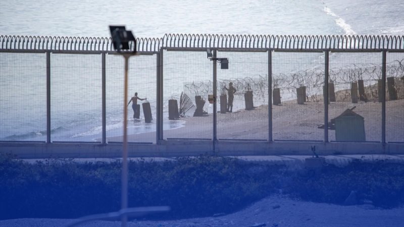انتشار أمني مكثف على حدود سبتة تحسباً لمحاولة عبور جماعي من المغرب