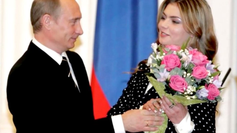 بعد إعلانه الحرب على أوكرانيا.. عشيقة بوتين السرية تعود للواجهة!