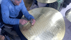 الشوارع العتيقة.. وموسيقى النقش على النحاس