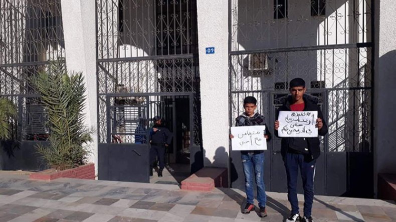 تلميذ يعتصم أمام مقر ولاية الشلف احتجاجا على طرده