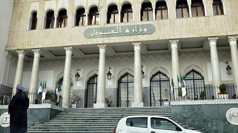 الجزائر توقع اتفاقية تعاون أمني مع فرنسا