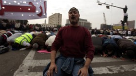 ‮مبارك يفاوض على مصيره