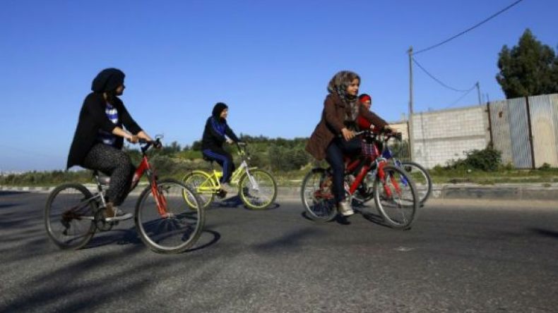 فتيات غزة يتحررن من القيود بركوب الدراجات!