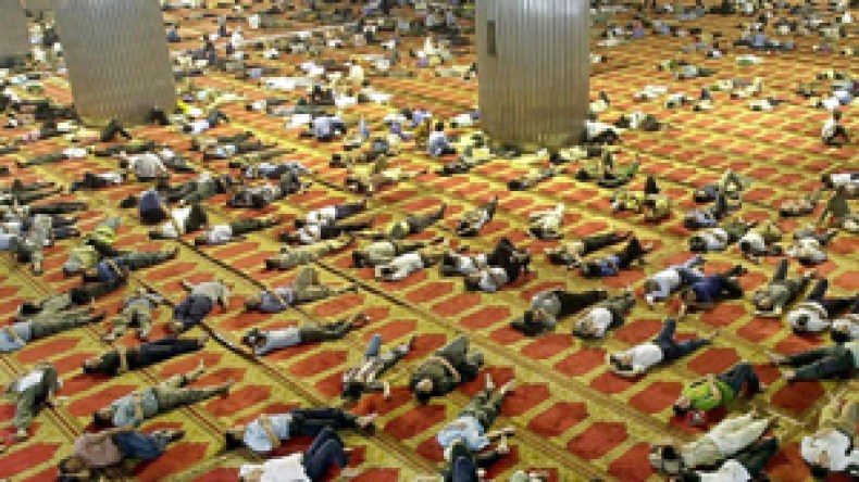 النوم في المساجد لا يجوز لا في رمضان ولا في غيره