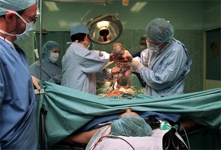 Une grave affaire atterrit au tribunal  d'Alger : un réseau de trafiquants achète des bébés à des mères célibataires et les revend en France