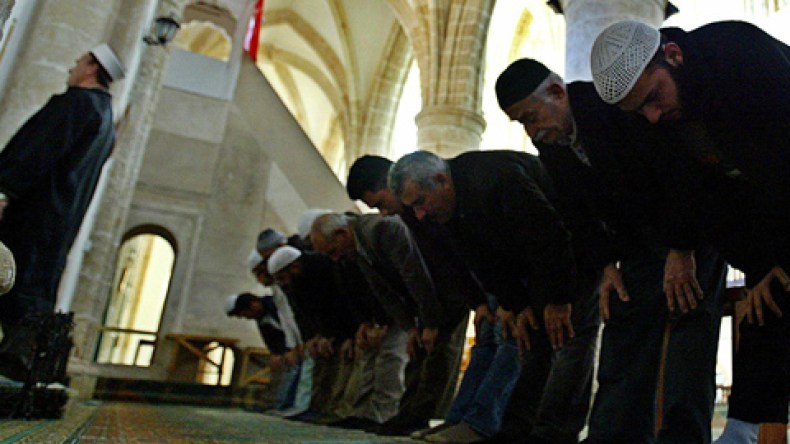 استشارة‭ ‬المصلين‭ ‬في‭ ‬اختيار‭ ‬من‭ ‬يصلي‭ ‬بهم‭ ‬التراويح‭ ‬في‭ ‬رمضان