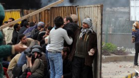 اعتداءات منسقة على الصحفيين وكسر كاميرات الفضائيات بميدان التحرير