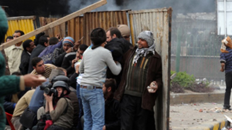 اعتداءات منسقة على الصحفيين وكسر كاميرات الفضائيات بميدان التحرير