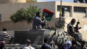 ثوار ليبيا يهدمون الجماهيرية على رأس القذافي