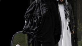 جزائري يحدث أزمة في فرنسا بسبب زواجه من 4 نساء