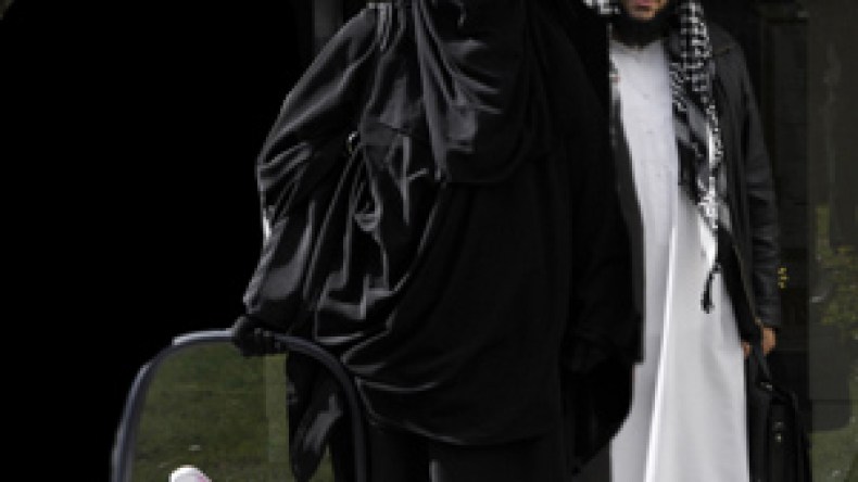 جزائري يحدث أزمة في فرنسا بسبب زواجه من 4 نساء