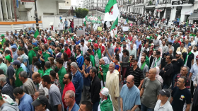 الجزائريون يخرجون للتظاهر في آخر جمعة رمضانية
