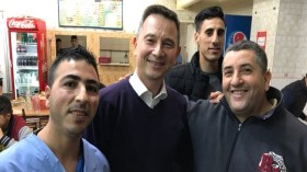 سفير بريطانيا بالجزائر يزور مطعما وسط العاصمة