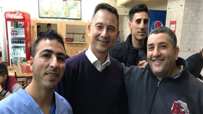 سفير بريطانيا بالجزائر يزور مطعما وسط العاصمة