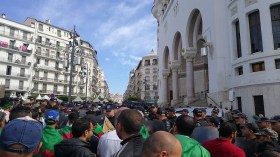 الجزائريون: صائمون صامدون وبالسلمية منتصرون