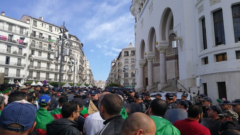 الجزائريون: صائمون صامدون وبالسلمية منتصرون