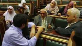 مجلس الشعب يفجر أزمة بين الإخوان والعسكري