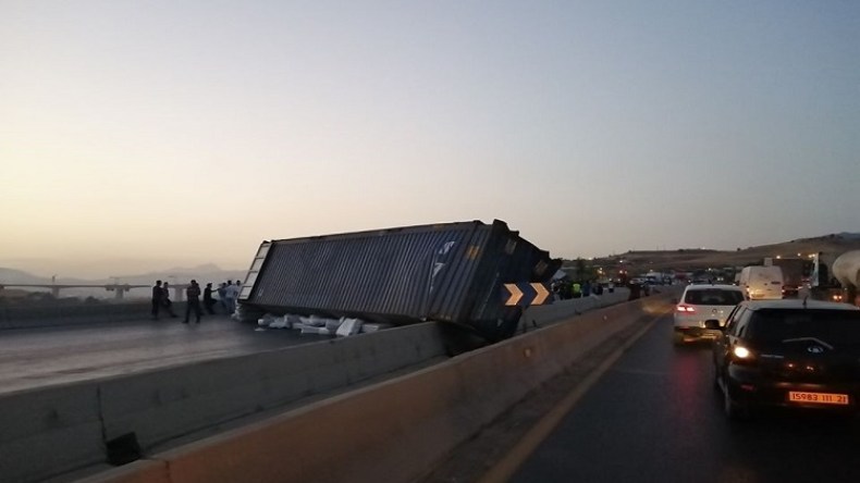 حادثا مرور يغلقان الطريق السيار في البويرة