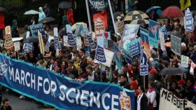 آلاف العلماء يحتجون في يوم الأرض