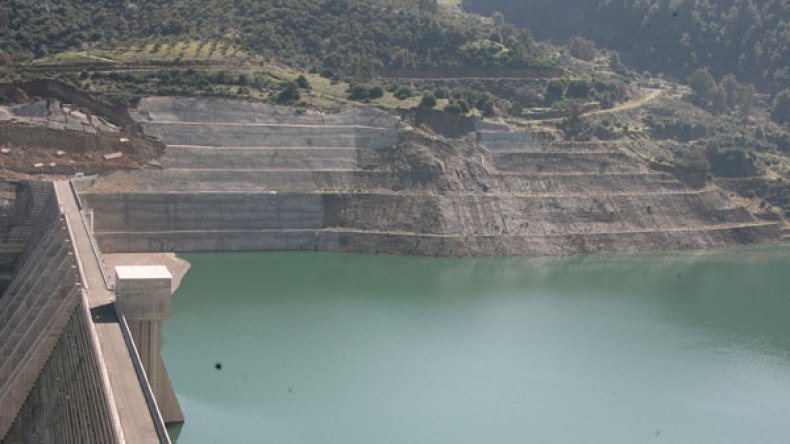 إشاعات حول زلزال قوي وانهيار سد أسردون تخرج العائلات إلى الشارع بالبويرة