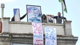 الجالية الفلسطينية تقتحم السفارة وتطالب برحيل السفير