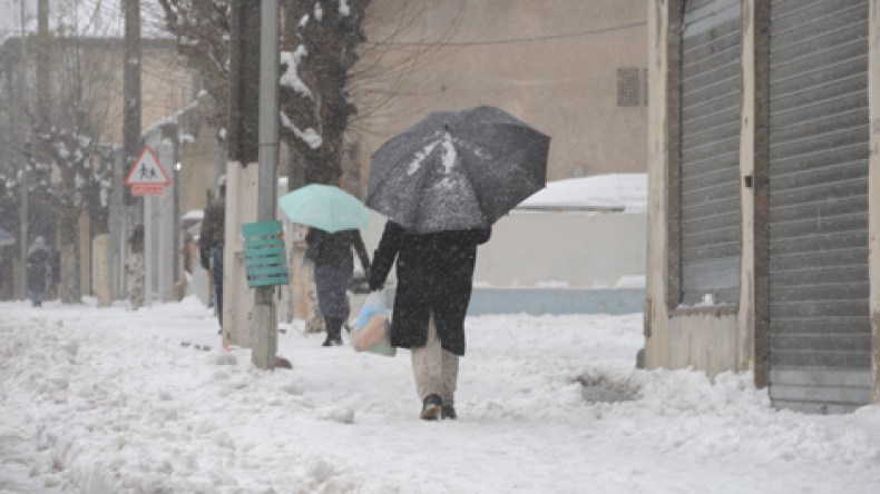 الجزائر: أمطار غزيرة وثلوج تغلق طرقا وطنية