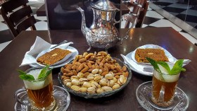 خلطات مجهولة ومقوّيات تضاف إلى أكواب الشاي