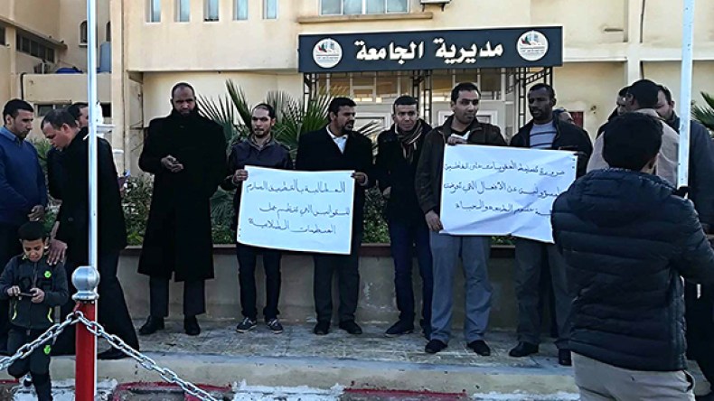 أساتذة جامعة الوادي يحتجون على اقتحام مجلس التأديب