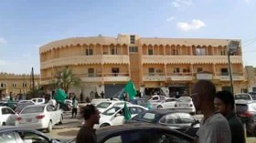 الليبيون يحنّون إلى عهد القذافي برفع “الرايات الخضراء”