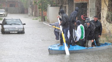 حي “الباخرة المحطمة” ببرج الكيفان يغرق بفعل الأمطار