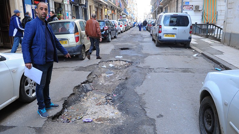 انهيار متواصل لطريق أحمد بوخزار بباب الوادي