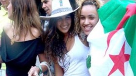 حسناوات الجزائر ينازعن الأوروبيات في تشجيعهن لفرقهن الوطنية