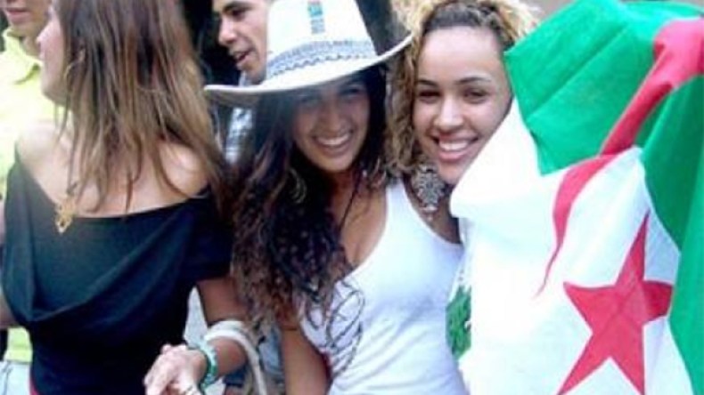 حسناوات الجزائر ينازعن الأوروبيات في تشجيعهن لفرقهن الوطنية