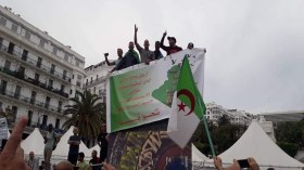 الجزائريون يخرجون للتظاهر في جمعة الحراك الـ14