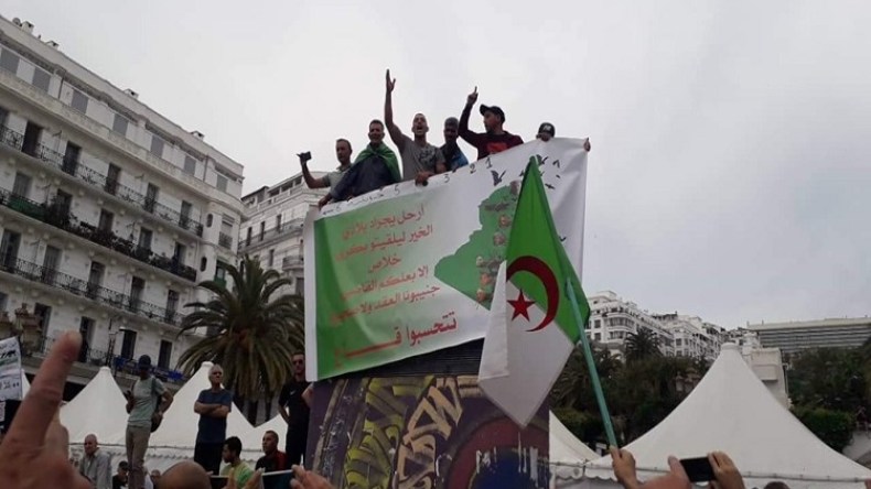 الجزائريون يخرجون للتظاهر في جمعة الحراك الـ14