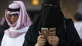 غرامة مالية وسجن عام لمن يتجسس على هاتف شريكه