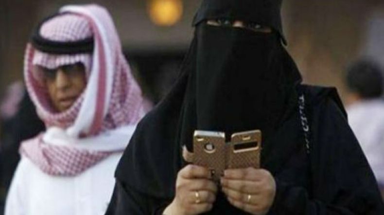 غرامة مالية وسجن عام لمن يتجسس على هاتف شريكه