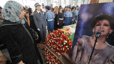 جثمان وردة يُسجى بقصر الثقافة