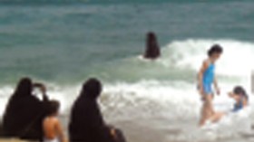 سلفيون‭ ‬ومنقبات‭ ‬يُزاحمون‭ ‬‮”‬الكاسيات‭ ‬العاريات‮”‬‭ ‬عبر ‬الشواطئ