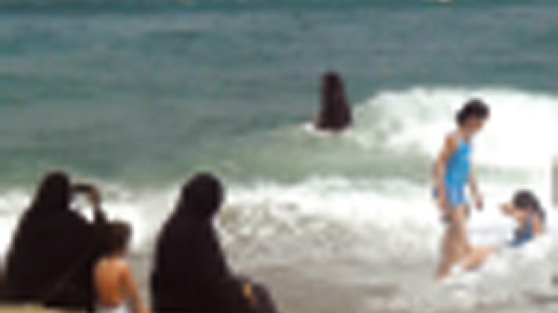 سلفيون‭ ‬ومنقبات‭ ‬يُزاحمون‭ ‬‮”‬الكاسيات‭ ‬العاريات‮”‬‭ ‬عبر ‬الشواطئ